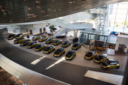 Фотогалерея дня: Німці відзначили завершення виробництва електромобілів BMW i3 спецверсіями Frozen Dark та Galvanic Gold