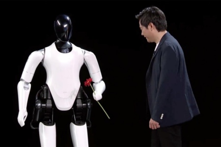 Стережись, Tesla Optimus: Xiaomi показала CyberOne — робота-гуманоїда, який здатен розпізнавати емоції людей та дарувати квіти
