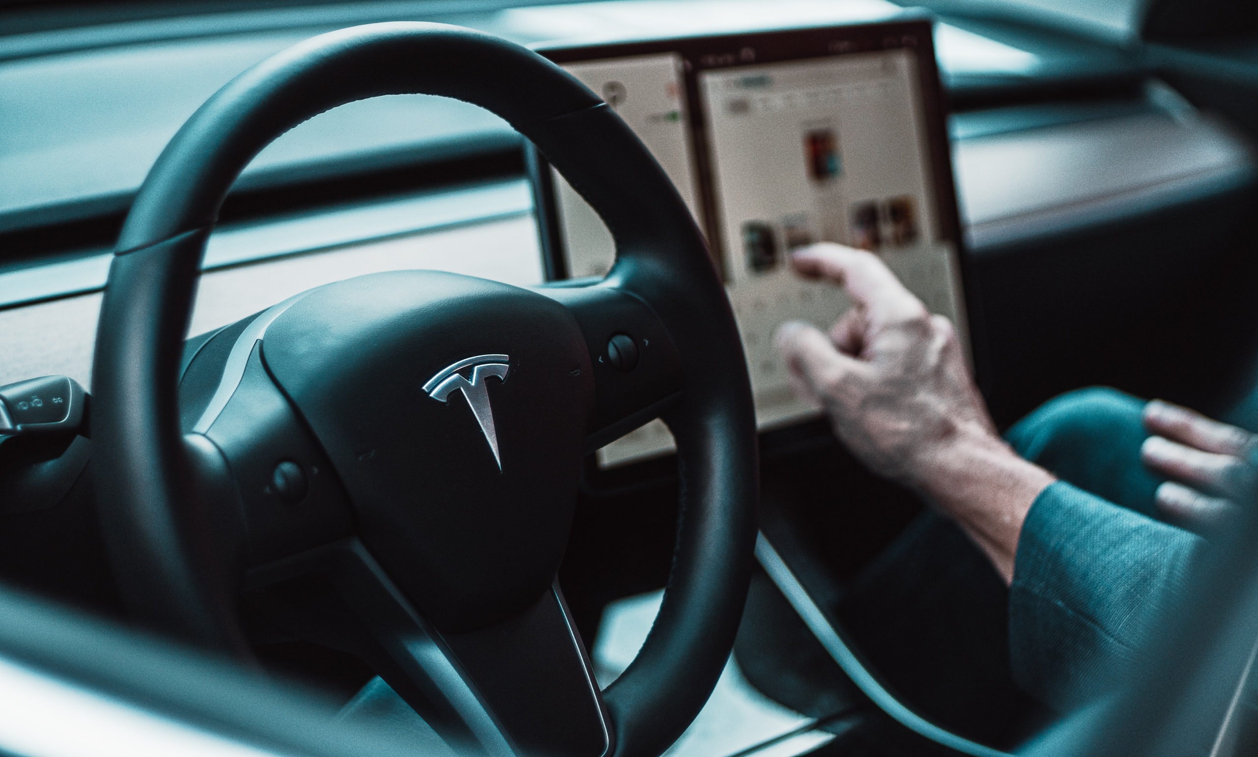 Tesla требует убрать из доступа видео, на котором ее электромобиль с бета-версией полного автопилота FSD сбивает манекенов в виде детей