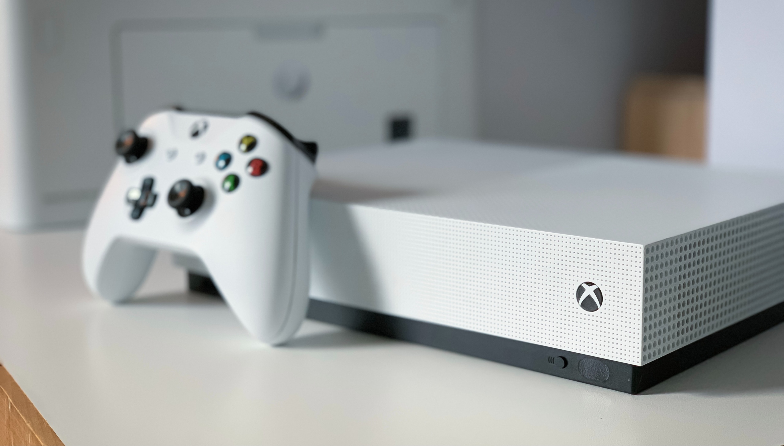 Microsoft признала, что Xbox One более чем вдвое уступила PlayStation 4 по объему продаж