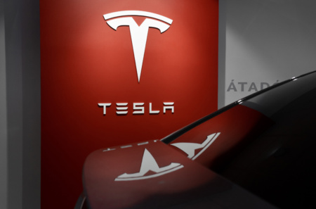 Tesla подключит свои электромобили к сотовой сети через спутники Starlink