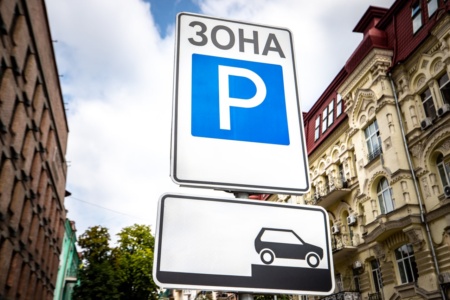 В Києві тимчасово скасували плату за паркування на муніципальних майданчиках