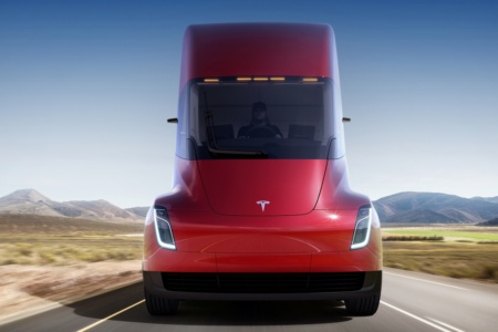 Ілон Маск: Tesla Semi вийде вже цьогоріч, а Cybertruck — у наступному році