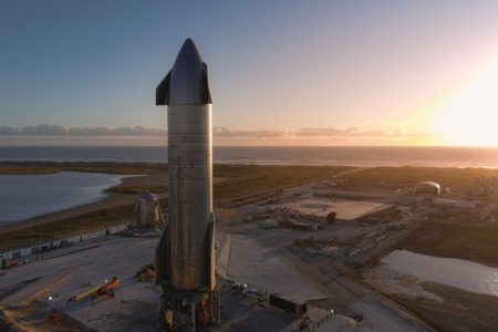 SpaceX анонсировала второй частный полет к Луне на Starship: 2 пассажирских места из 12 доступных выкупил американский бизнесмен Деннис Тито, который ранее побывал на МКС