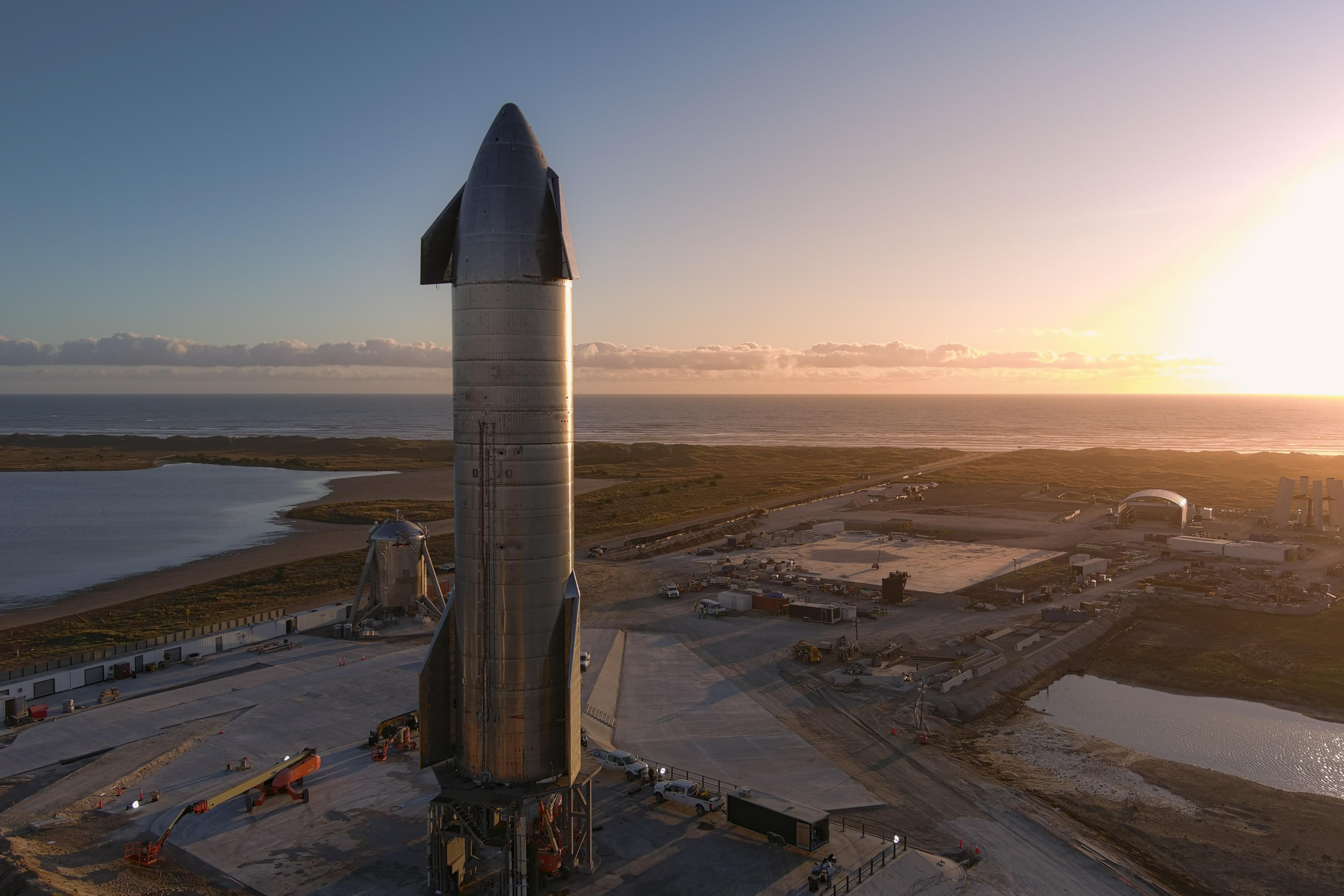 Starship & Super Heavy в масштабе 1:110 — энтузиасты собрали точную модель ракетной системы SpaceX из 3185 деталей LEGO