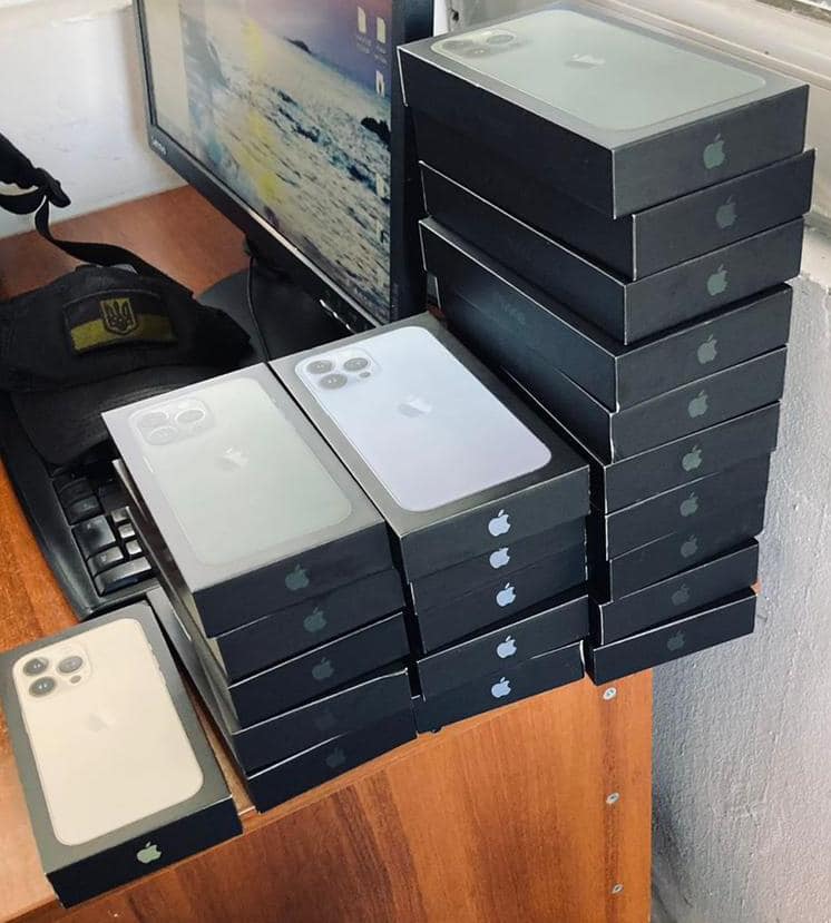 53-летний украинец попытался тайно провезти через границу новенькие iPhone 13 Pro / 13 Pro Max на миллион гривен — ему помешали закарпатские таможенники