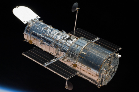 Телескоп Габбл хочуть підняти на вищу та стабільнішу орбіту за допомогою корабля Crew Dragon — SpaceX готова зробити це безплатно