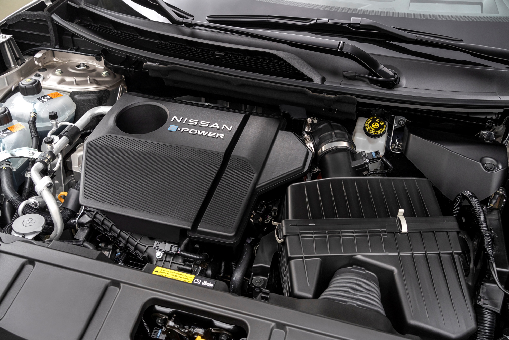 Nissan X-Trail четвертого покоління отримав з гібридну систему e-POWER (ДВС використовується як генератор для електродвигуна)