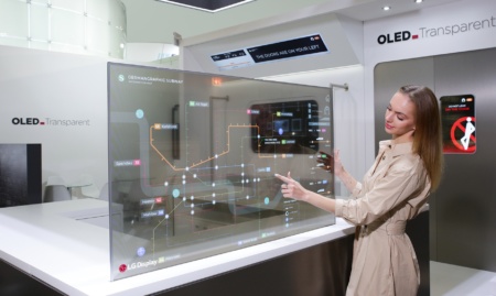 LG Display представила прозорий OLED-екран для поїздів, який показуватиме погоду, карти та… рекламні ролики