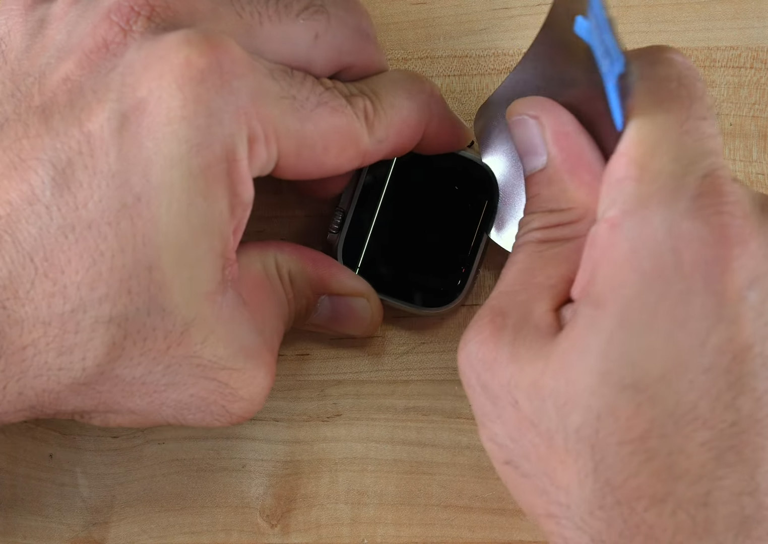 Эксперты iFixit сломали дисплей при попытке разобрать умные часы Apple Watch Ultra