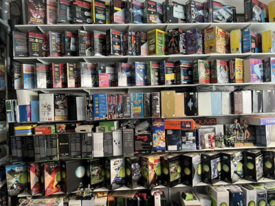 На eBay продається колекція з тисяч ексклюзивних ігрових консолей — майже за €1 млн