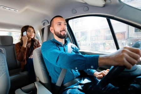 Uber відновлює роботу в Харкові: знижка 50%, відсутність комісії для водіїв та 5000 безоплатних поїздок для працівників критичної інфраструктури