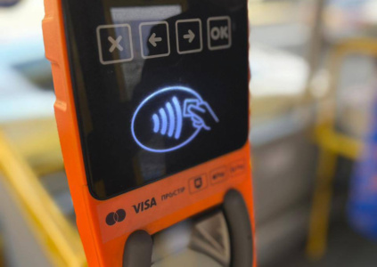 В некоторых автобусах Киева можно оплатить проезд банковской картой или гаджетом – через 2-3 недели такая возможность появится во всем коммунальном транспорте