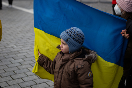 Airbnb и United for Ukraine предлагают в Европе бесплатное жилье украинским беженцам с детьми