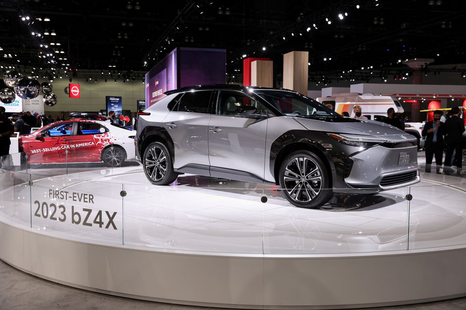 Полностью электрический внедорожник Toyota bZ4X, представленный на автосалоне в Лос-Анджелесе в 2021 году. Фото: REUTERS