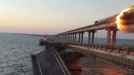 Кримський міст у вогні, а частина автомобільного полотна під водою — вранці там пролунав потужний вибух