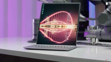 Lenovo также показала прототип ноутбука с гибким OLED-экраном — одним нажатием его размер увеличивается почти вдвое