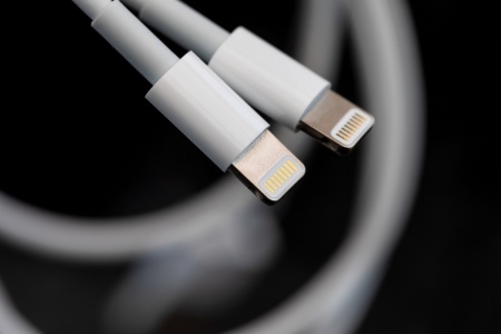 Apple підтвердила перехід iPhone на USB-C у 2023 році, розкритикувавши рішення ЄС за “незручності для клієнтів”