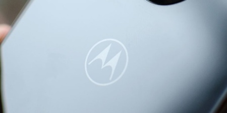 Motorola тизерит концепт складного смартфона, экран которого меняет размер одним нажатием от 4 дюймов до 6,5 дюймов (и наоборот)