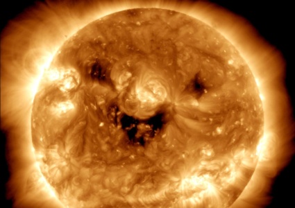 NASA опублікувало фото із “посмішкою” Сонця, але навряд чи вона доброзичлива — цими вихідними Землю накриють геомагнітні бурі