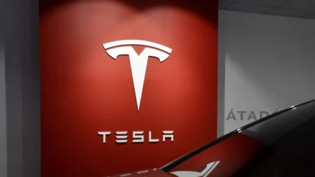 Tesla таки зайнялася створенням дешевших електромобілів: очікується, що ціна “економ-моделей” стартуватиме від $25 000