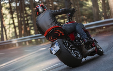 Незвичайний Ducati Diavel став ще легшим та швидшим завдяки 168-сильному двигуну V4
