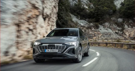 Новий електричний кросовер Audi Q8 e-tron забезпечить запас ходу до 600 км та швидку зарядку (за 30 хвилин – на 420 км)