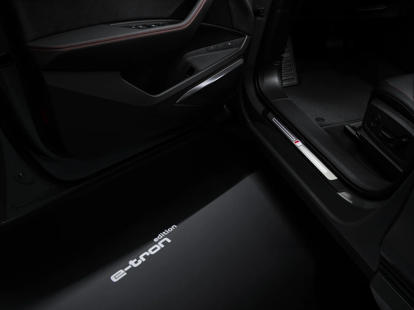 Новый электрический кроссовер Audi Q8 e-tron обеспечит запас хода до 600 км и быструю зарядку (за 30 минут – на 420 км)