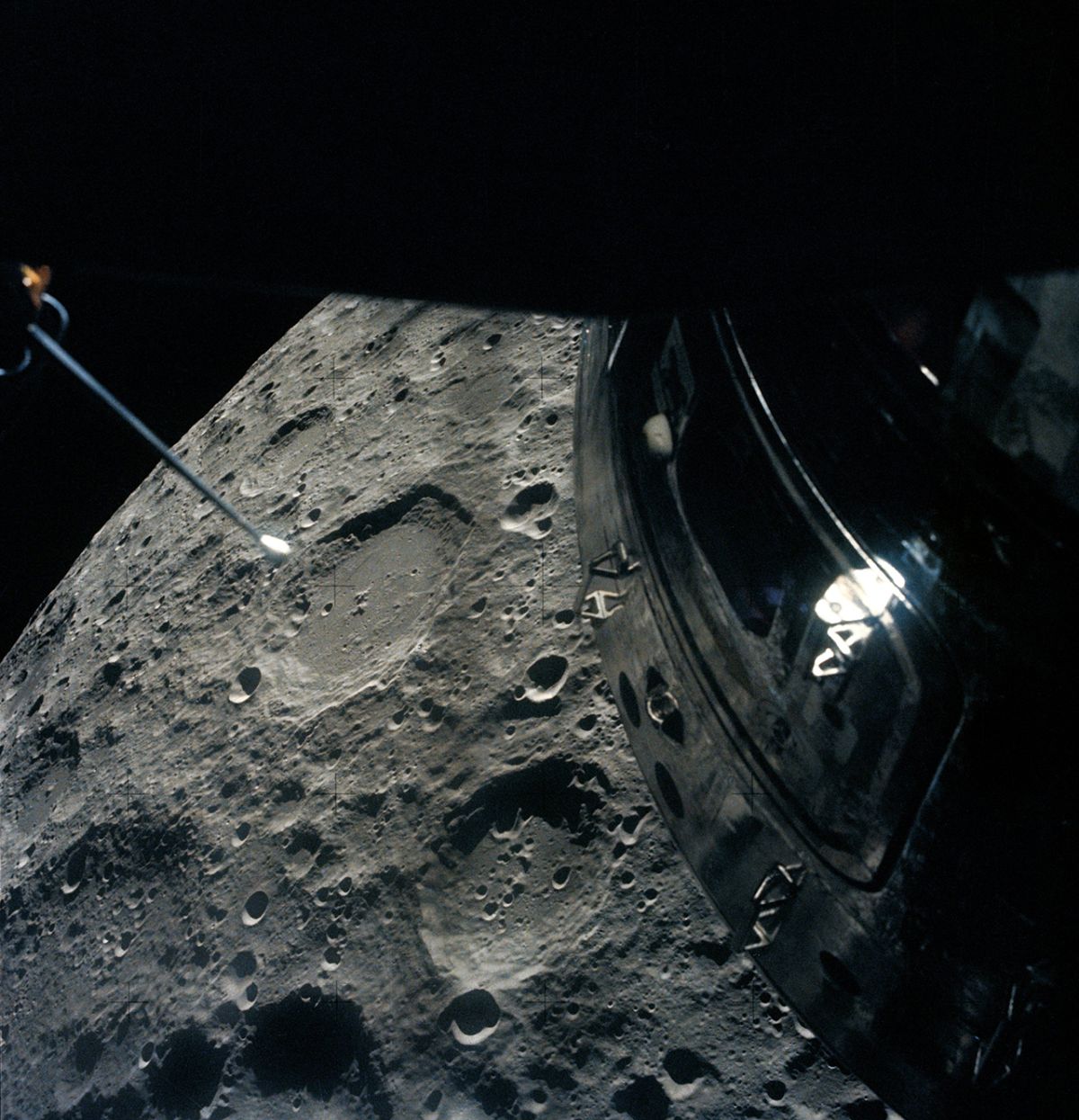 Вид з місячного модуля місії Аполлон-13, знятий 15 квітня 1970 року — через день після того, як екіпаж та космічний корабель встановили рекорд дальності польоту від Землі. Зображення: NASA