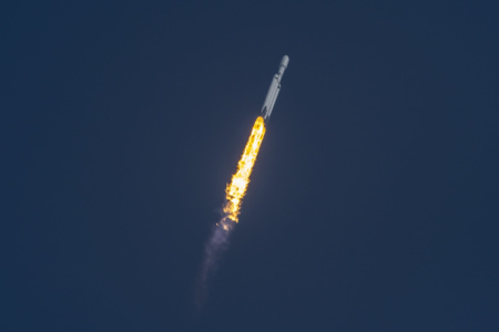 SpaceX впервые за 40 месяцев провела запуск сверхтяжёлой ракеты Falcon Heavy. И это было невероятно красиво