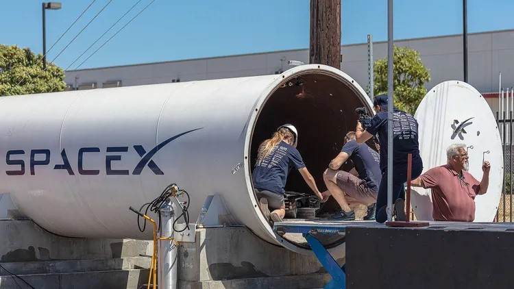 У 2018 та 2019 роках у тунелі Hyperloop проходили студентські змагання. Фото: The Verge
