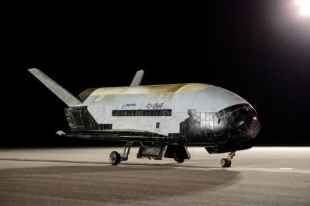 Космоплан Boeing X-37B повернувся на Землю після рекордно тривалого польоту — він перебував на орбіті 908 днів