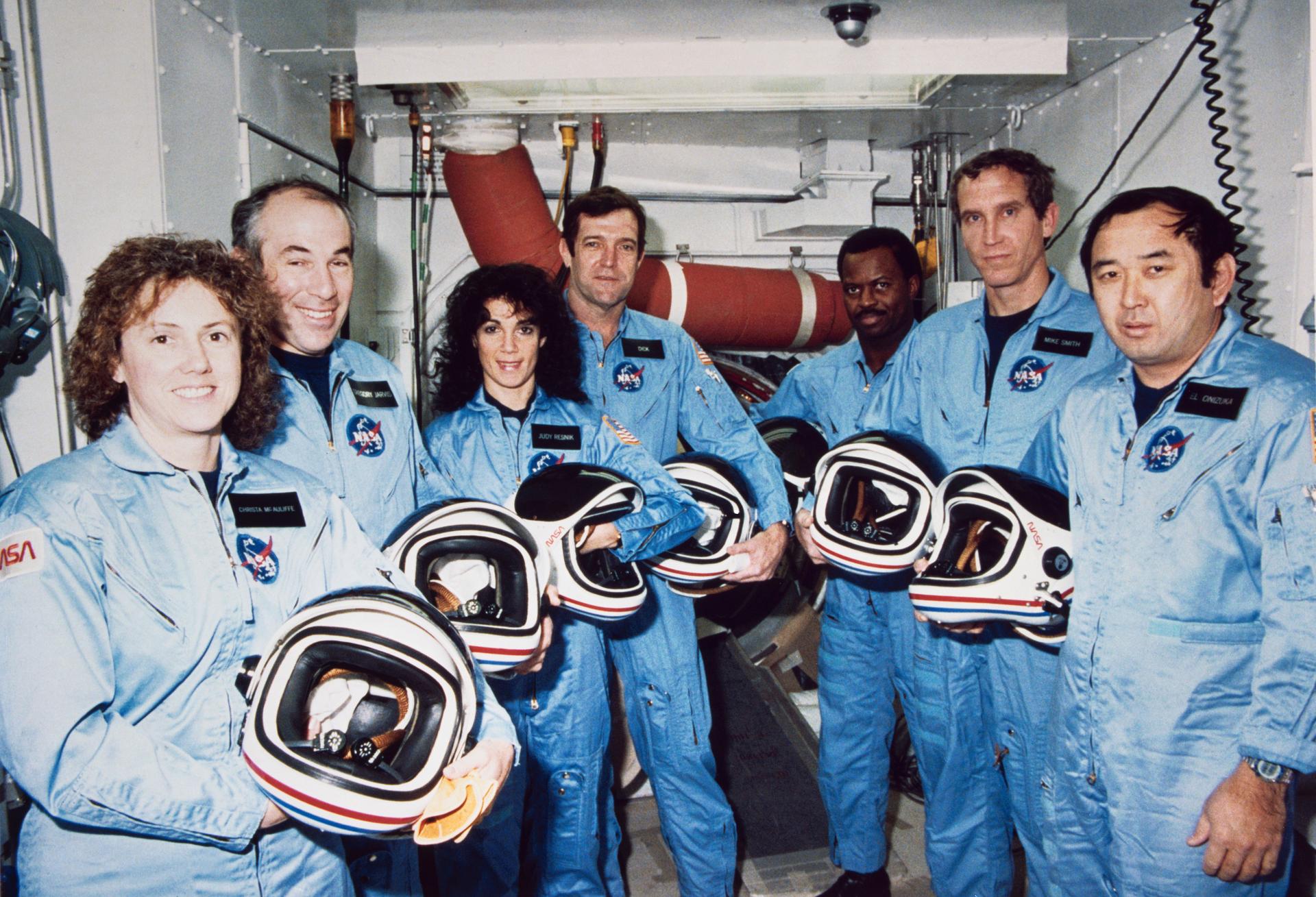 Члени екіпажу місії “Челленджер” (STS-51L) позують для фото, 9 січня 1986 року. Зображення: NASA