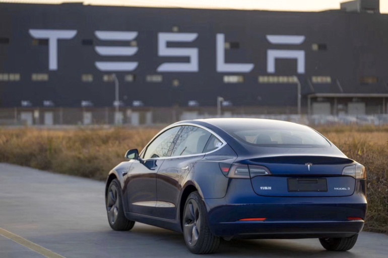 Tesla отзывает более 321 тыс. автомобилей изз-за программного сбоя в работе задних фонарей