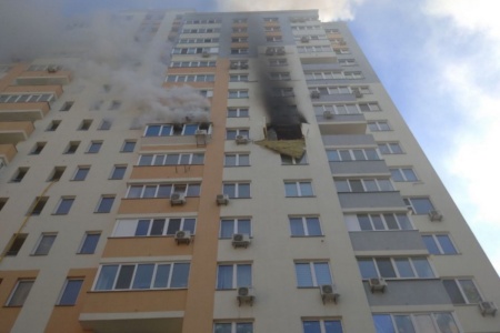 В киевской многоэтажке на зарядке взорвался портативный аккумулятор — возник пожар, а жилье получило сильные повреждения