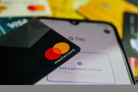 Регулятор США зобов’язав Mastercard відкрити дебетові транзакції для інших платіжних мереж — це дозволить знизити комісії