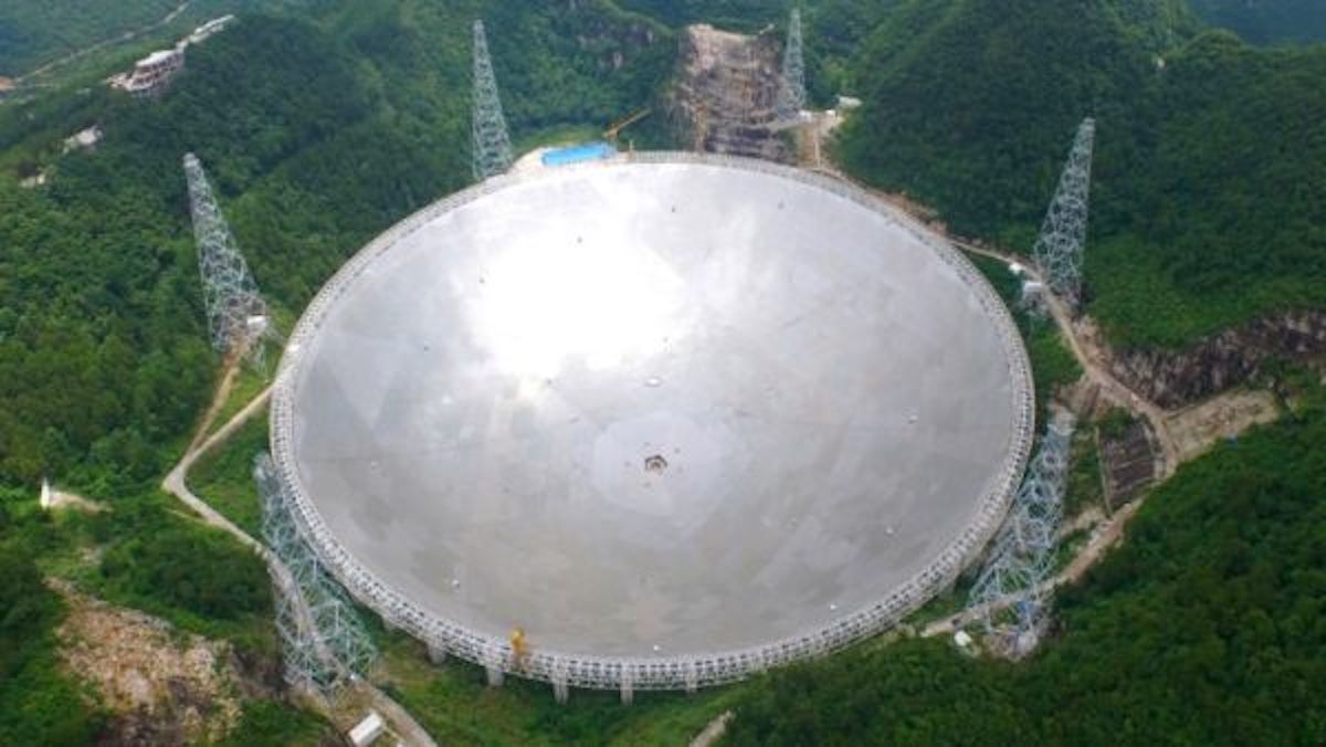 Сферичний радіотелескоп із 500-метровою апертурою (FAST) у провінції Гуйчжоу на південному заході Китаю. Зображення: NAO/FAST