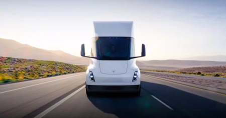 Tesla відвантажила перші електричні вантажівки Semi — із запізненням на три роки