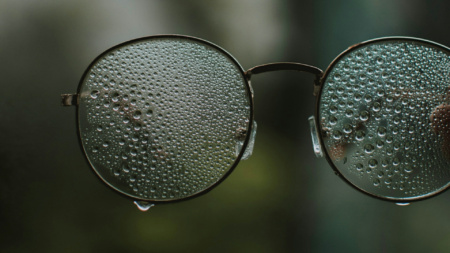 Більше ніяких запітнілих окулярів: дослідники розробили золоте нанопокриття, яке нагріває скло до 8°C і поглинає інфрачервоне випромінювання