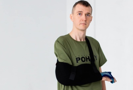 “Незламним POHUY”: украинские дизайнеры разработали специальную одежду на липучках для раненых военных. Стоимость комплекта — 1600 грн