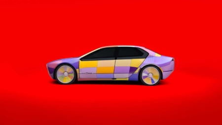 BMW показала и Vision Dee — концепт автомобиля-хамелеона с покрытием e-ink. Оно меняет цвет кузова (и отдельных элементов) в диапазоне 32 оттенков