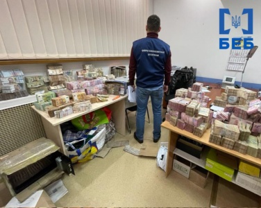 БЕБ викрило конвертаційний центр криптовалют та вилучило 152 млн грн готівки — підозрюваним загрожує штраф до 255 тис грн