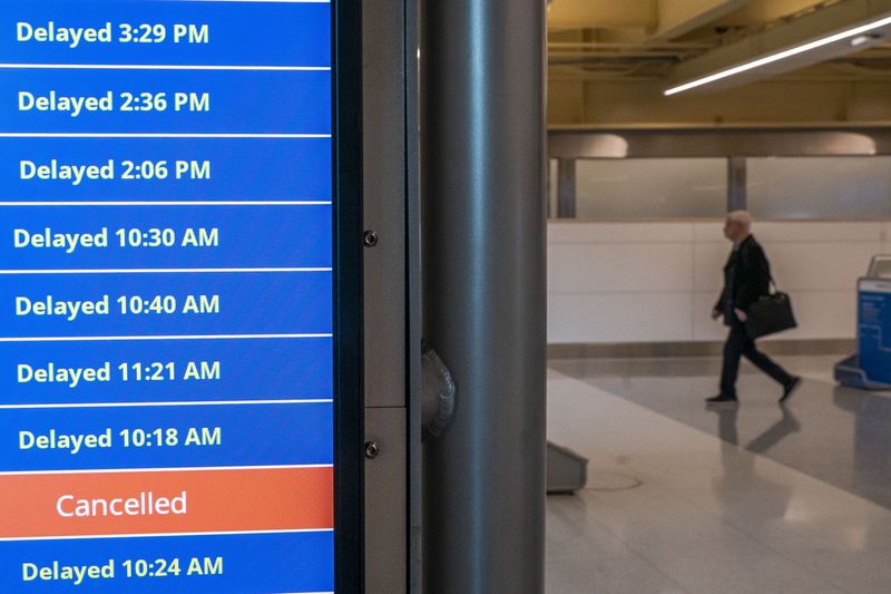 Скасовані та затримані рейси на табло вильоту в Національному аеропорту імені Рональда Рейгана в Арлінгтоні, Вірджинія, США, 11 січня. Фотограф: Натан Говард/Bloomberg