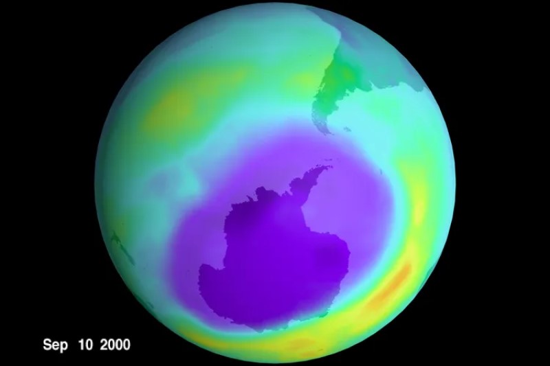У звіті, опублікованому 3 жовтня 2000 року, Центр космічних польотів імені Годдарда повідомив, що супутники спостерігали над Антарктидою озонову діру площею 11,5 мільйона квадратних миль. Зображення: The Verge