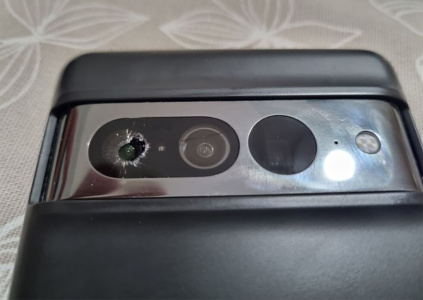 Владельцы Pixel 7 жалуются, что в их смартфонах «самопроизвольно» разрушается защитное стекло камеры