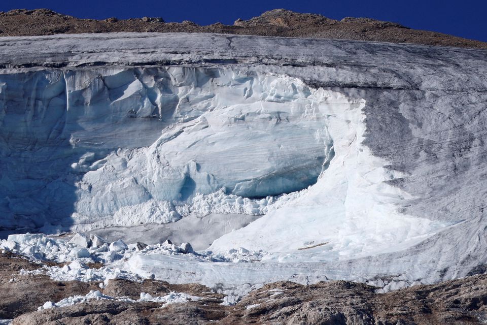 Місце смертоносного обвалу частин гірського льодовика в італійських Альпах під час рекордних температур на хребті Мармолада, Італія, 5 липня 2022 року. Фото: Reuters