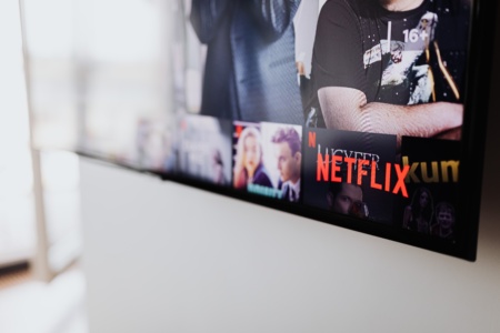 Netflix сделает обмен паролями «законным», но за отдельную плату. Новые правила будут введены до апреля 2023 года