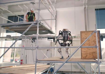 Boston Dynamics напомнила об Atlas очередным эффектным роликом, в котором робот-гуманоид выполняет впечатляющее сальто на 540°