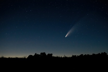 Комету C/2022 E3 (ZTF) можна побачити із Землі у січні-лютому 2023 року неозброєним оком. Раніше її вже могли спостерігати неандертальці