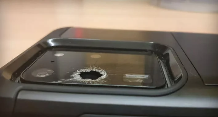 Владельцы Pixel 7 жалуются, что в их смартфонах «самопроизвольно» разрушается защитное стекло камеры